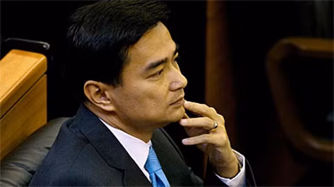 Cựu thủ tướng Thái Lan Abhisit Vejjajiva. Ảnh: Sky News