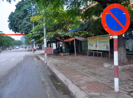 Biển cấm đỗ, điếm đón xe buýt, điểm đỗ xe thu phí. Vậy lái xe sẽ thực theo thông báo biển nào?