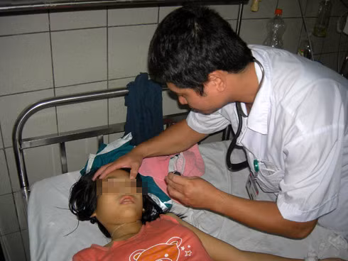 Bé gái 11 tuổi bị ngộ độc chì rất nặng, tổn thương não, thận, hệ tiết niệu... Ảnh: Nam Phương.