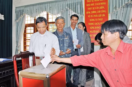 Bỏ phiếu tín nhiệm với các chức danh công chức phường Ninh Dương, TP Móng Cái (ngày 22-11-2011). Ảnh: NGỌC HÀ