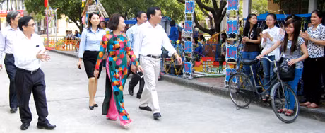 Đến chúc mừng Ngày Nhà giáo Việt Nam tại Trường Cao đẳng Sư phạm tỉnh, đồng chí Vũ Thị Thu Thuỷ, Phó Chủ tịch UBND tỉnh đã tới thăm một số hoạt động ngoại khoá của nhà trường được tổ chức trong dịp này.