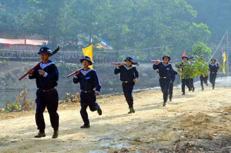 Nhận được thông báo đội quần chúng bảo vệ rừng của phường Đại Yên, tiểu đoàn Hải quân 471, Ban quản lý rừng đặc dụng, công an phường có mặt tại hiện trường tham gia chữa cháy