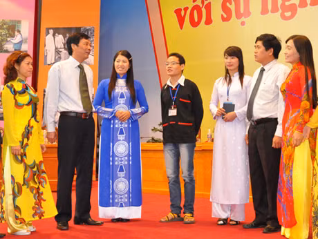  Đồng chí Nguyễn Văn Đọc, Chủ tịch UBND tỉnh trò chuyện cùng các giáo viên, học sinh tại buổi giao lưu.