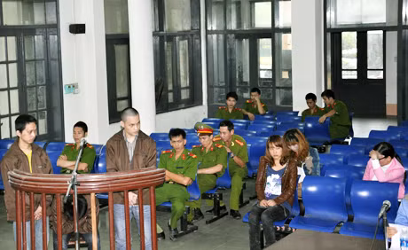 Các bị cáo tại phiên toà xét xử phúc thẩm.