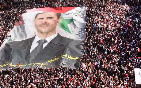 Hàng nghìn người ủng hộ Tổng thống Syria tuần hành trên đường phố tại thủ đô Damascus vào ngày 20/11. Ảnh: AP.