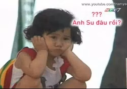 Bé Vịt để lạc mất anh Su khi đang mang kịch bản đến cho mẹ - Ảnh chụp lại từ video