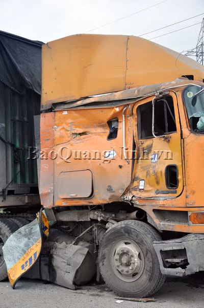 Xe container bị hư hỏng nặng phần đầu xe