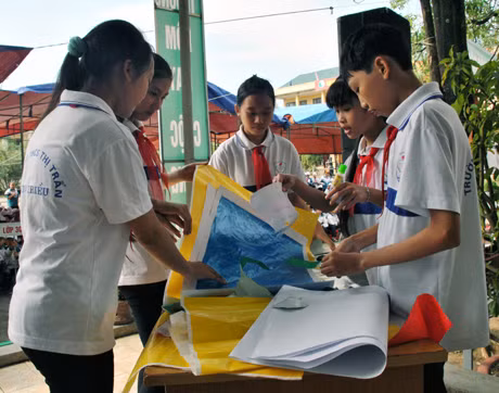 Thi xé dán tranh để chuyển tải thông điệp về môi trường.
