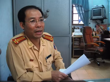 Trung tá Mỵ Duy Xuân, Đội trưởng Đội CSGT, Công an TP Thanh Hóa trao đổi với PV.