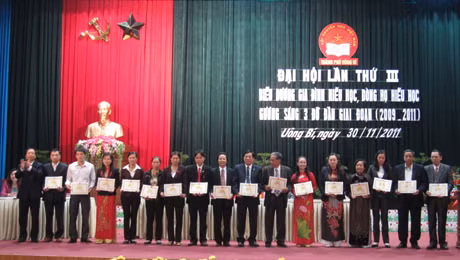 Hội khuyến học thành phố Uông Bí khen và trao giấy công nhận cho gia đình, dòng họ khuyến học tiêu biểu.