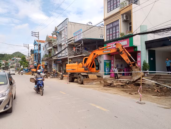 Nhờ được hỗ trợ phát triển mô hình vườn mẫu, gia đình ông Nguyễn Văn Bệ, thôn 7, xã Hạ Long (Vân Đồn) đã có thu nhập gần 400 triệu đồng/ năm