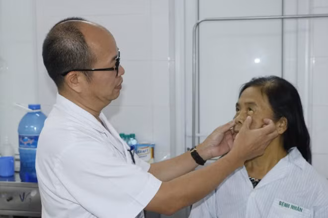 PGS.TS Đỗ Duy Cường thăm khám cho bệnh nhân viêm gan đang điều trị tại Trung tâm Bệnh nhiệt đới, Bệnh viện Bạch Mai. Ảnh: Thế Anh.