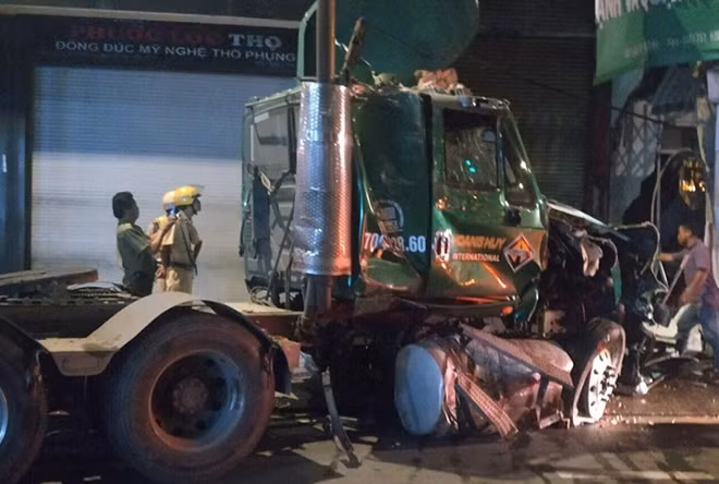 Xe đầu kéo biến dạng.