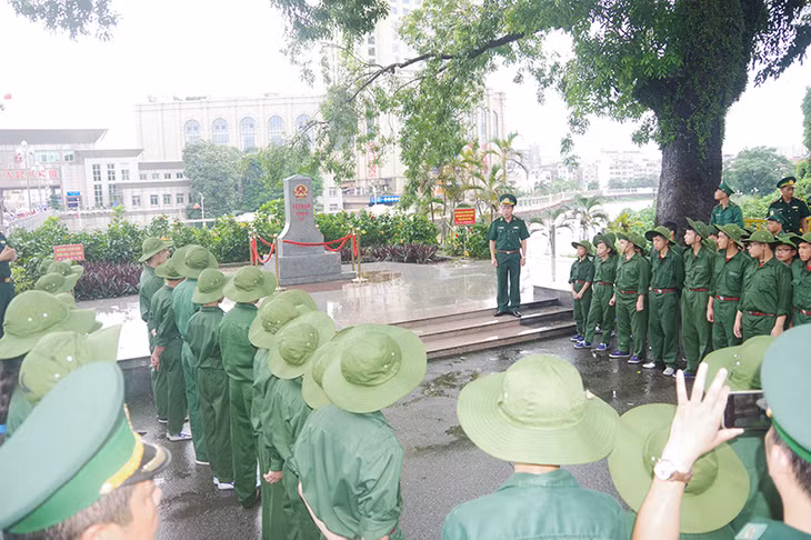 Cán bộ BĐBP Quảng Ninh giới thiệu lịch sử cột mốc 1369 cho các cháu học viên. (Ảnh: Xuân Hùng - BĐBP tỉnh)