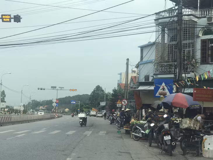 Việc lấn chiếm hành lang ATGT tại chợ tự phát Đại Yên (TP Hạ Long) diễn ra từ nhiều năm nay nhưng không được xử lý quyết liệt tiềm ẩn nguy cơ mất ATGT cao