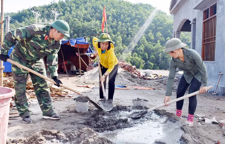 Cán bộ Ban CHQS huyện Tiên Yên tham gia xây dựng nhà ở cho người dân tại thôn Khe Lẹ, xã Hà Lâu (huyện Tiên Yên).
