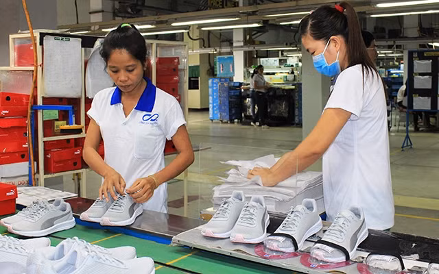 Sản xuất giày xuất khẩu tại Công ty CP Sao Việt (Khu công nghiệp Đồng An 1, tỉnh Bình Dương).