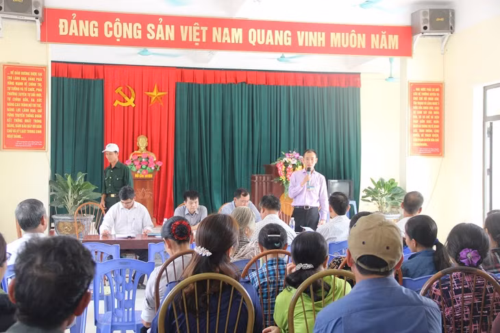 Cán bộ các cơ ban ngành TX Quảng Yên xuống tuyên truyền cho nhân dân tại xã Sông Khoai ( TX Quảng Yên).