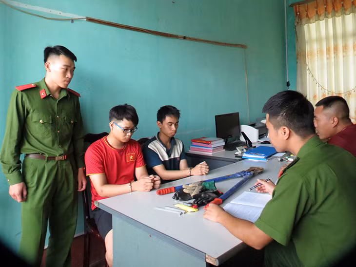 Các đối tượng Đỗ Trung Đạt, Tạ Tiến Hoàng tại Cơ quan CSĐT Công an Ba Chẽ