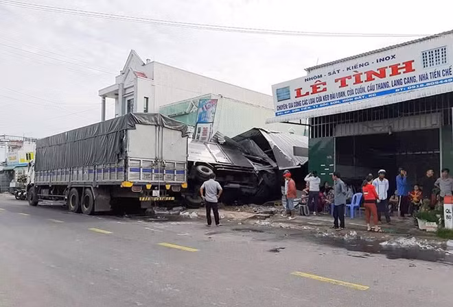 Hiện trường vụ tai nạn xe tải tông vào quán cà phê.