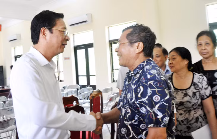 Đồng chí Nguyễn Văn Đọc, Bí thư Tỉnh ủy, gặp gỡ, tiếp xúc, lắng nghe ý kiến cử tri TP Hạ Long, ngày 13/6/2019. Ảnh: Thu Chung