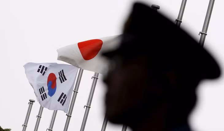Nhật Bản đang xem xét xóa Hàn Quốc khỏi danh sách trắng. Ảnh: Reuters