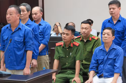 Bị cáo Hưng "Kính" (ngồi, ngoài cùng bên phải) và đồng phạm tại tòa.