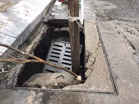 Lắp cống làm không chắc chắn nên đã bị vỡ rơi xuống dưới 