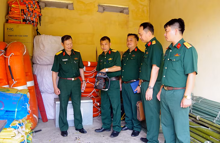 Đại tá Nguyễn Trung Trịnh (thứ 3, trái sang), Chính ủy Bộ CHQS tỉnh, kiểm tra công tác chuẩn bị ứng phó bão số 2 của LLVT huyện Ba Chẽ.