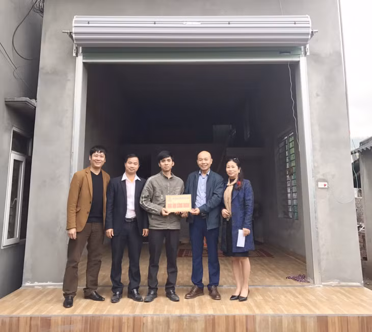 Ngôi nhà cũ và mới của gia đình thầy Kiên sau khi được hỗ trợ xây dựng từ Quỹ Mái ấm công đoàn.