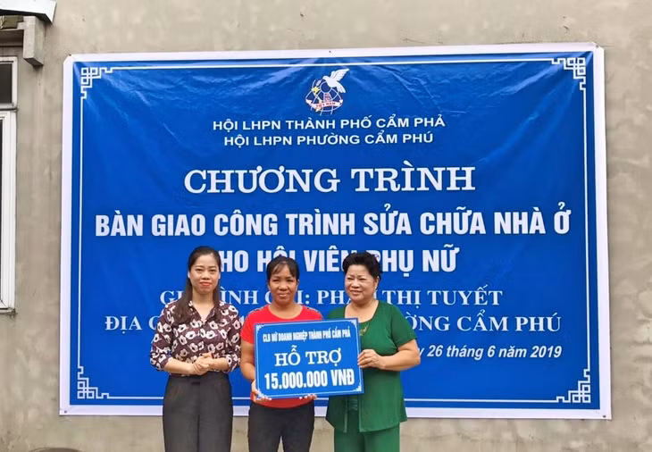 Bà Đỗ Thị Thanh Hương (ngoài cùng, bên phải) trao hỗ trợ 15 triệu đồng sửa chữa nhà ở cho hộ phụ nữ nghèo ở khu 4, phường Cẩm Phú, TP Cẩm Phả.