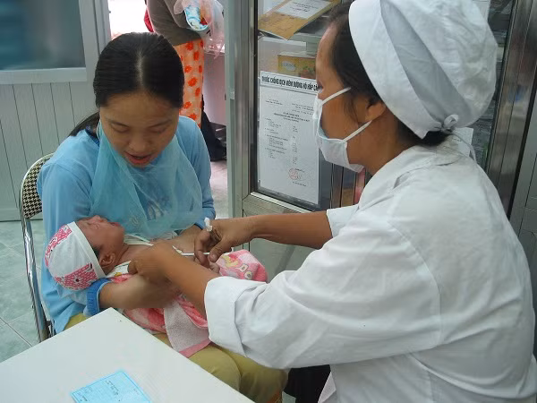 Đưa trẻ đi tiêm chủng đúng lịch để phòng bệnh. Ảnh: TM
