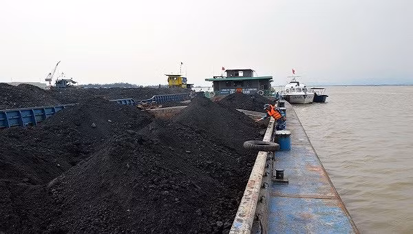 Tàu than do tổ công tác Bộ Tư lệnh Vùng Cảnh sát biển 1 tạm giữ (Ảnh: Cảnh sát biển 1 cung cấp).