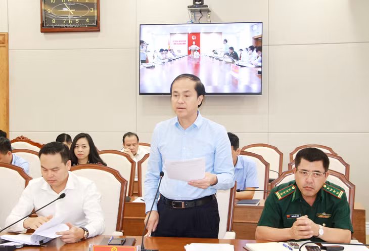 Đồng chí Trần Văn Hùng, Giám đốc Sở Kế hoạch và Đầu tư, phát biểu làm rõ một số kiến nghị của doanh nghiệp.