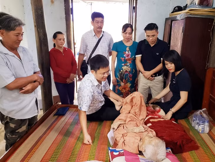 Đoàn công tác Hội Nhà báo tỉnh thăm sức khỏe Mẹ VNAH Trương Thị Tám.