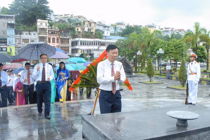 Đồng chí Nguyễn Văn Hưởng, Trưởng Ban Dân vận Tỉnh ủy, Chủ tịch Ủy ban MTTQ tỉnh, cùng các đại biểu dâng hương tại Tượng đài đồng chí Vũ Văn Hiếu, Bí thư đầu tiên của Đặc khu uỷ Khu mỏ Quảng Ninh.