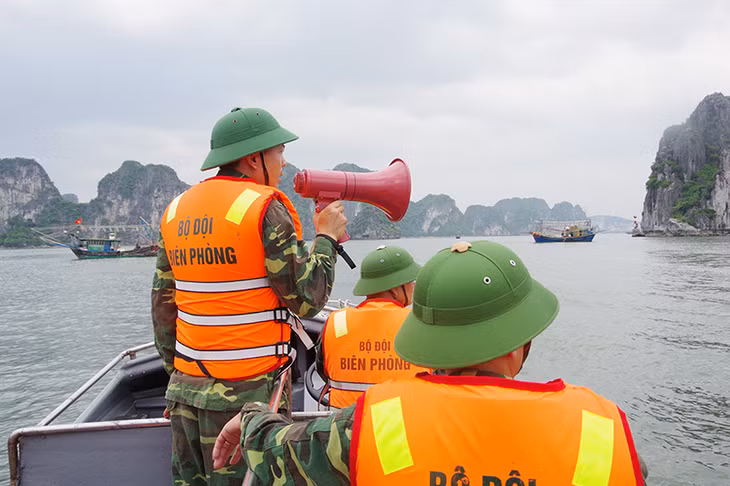 CB,CS Hải đội 2, BĐBP tỉnh tổ chức thông báo bão và tuyên truyền vận động ngư dân vào bờ tránh bão