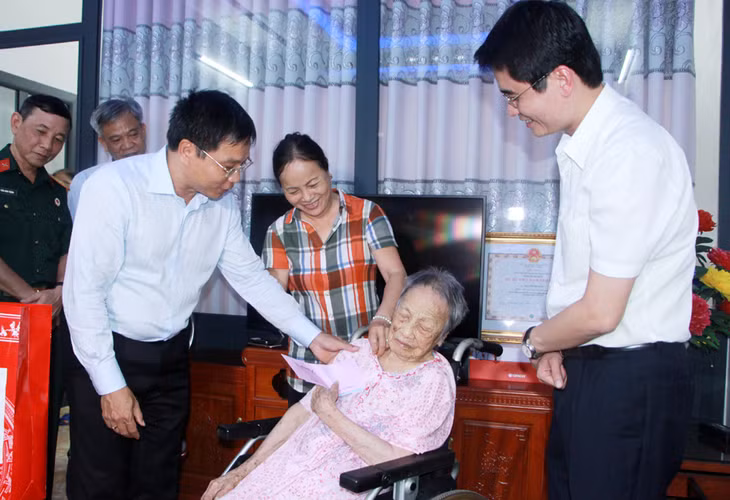 Đồng chí Nguyễn Văn Thắng, Phó Bí thư Tỉnh ủy, Chủ tịch UBND tỉnh ân cần thăm hỏi
