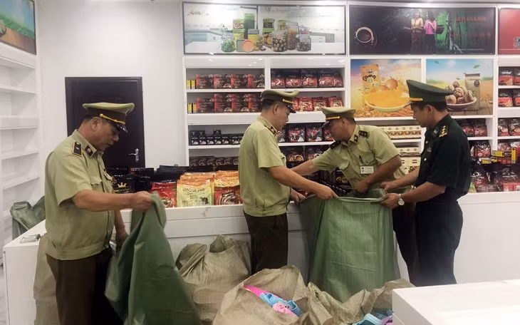 Lực lượng chức năng kiểm tra, tạm giữ tại Trung tâm mua sắm Thương trường Quốc tế Hồng Nguyên ngày 11/7 được đưa về Hà Nội để tiếp tục kiểm tra, xác minh và làm rõ. 