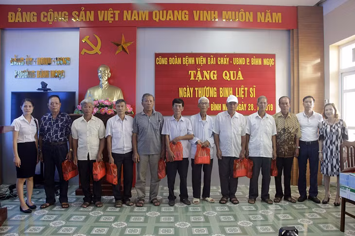 Bệnh viện Bãi Cháy trao quà cho thương bệnh binh, gia đình chính sách trên địa bàn phường Bình Ngọc