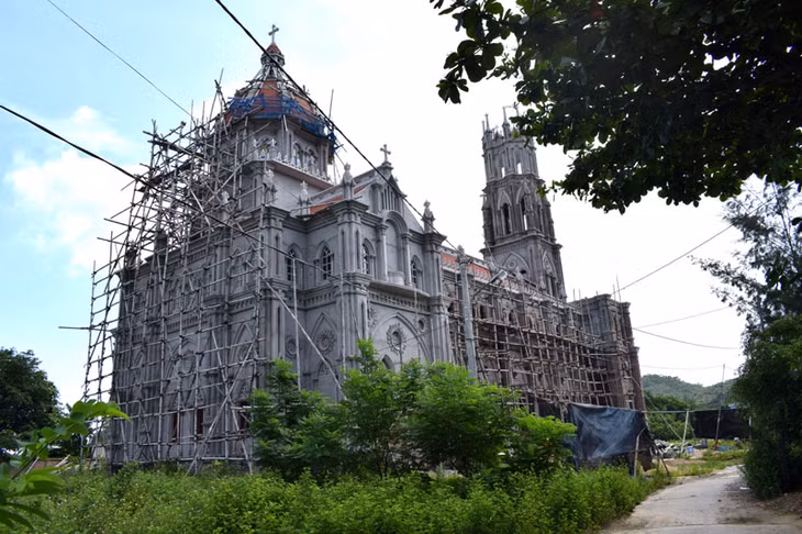 Nhà thờ xã đảo Thanh Lân giúp người dân yên tâm bám đảo, trong đó ông Mai Công Đàm chịu trach nhiệm chính và vận động các nhà hảo tâm