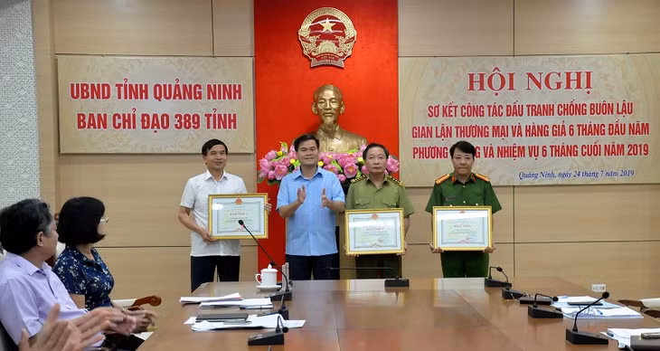 Đồng chí Bùi Văn Khắng trao tặng bằng của BCĐ 389 quốc gia chó 3 tập thể. 