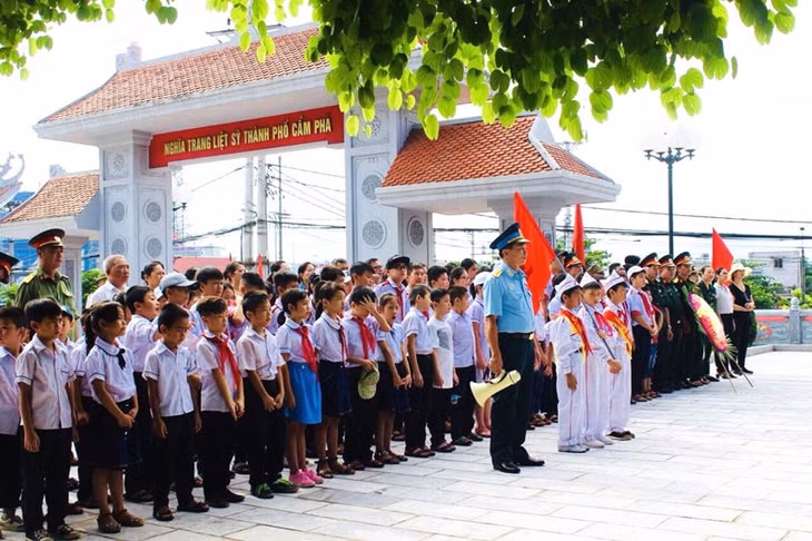 Chương trình dã ngoại mùa hè viếng Nghĩa trang Liệt sĩ Cẩm Phả của học sinh khu phố 4B phường Cửa Ông (TP Cẩm Phả) do Hội CCB khu phố 4B, phường Cửa Ông tổ chức