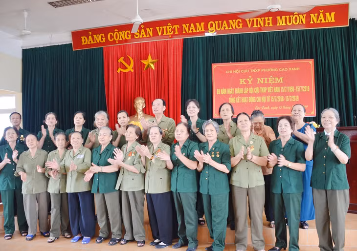 Đi dưới trời khuya sao đêm lấp lánh Tiếng hát ai vang động cây rừng Phải chăng em cô gái mở đường Không thấy mặt người chỉ nghe tiếng hát Ôi! những cô con gái đang ngày đêm mở đường 