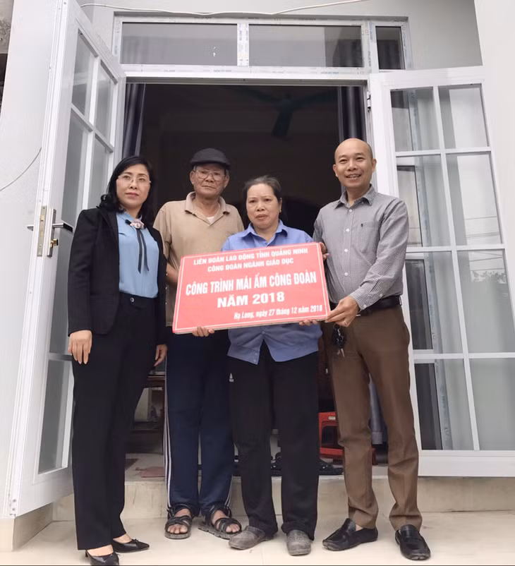 Nhà cũ và mới của cô Sửu sau khi được LĐLĐ tỉnh hỗ trợ sửa chữa.