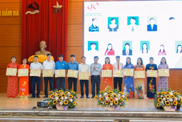 13 cán bộ công đoàn tiêu biểu được nhận Giấy khen của UBND huyện nhân kỷ niệm 90 năm thành lập Công đoàn Việt Nam.