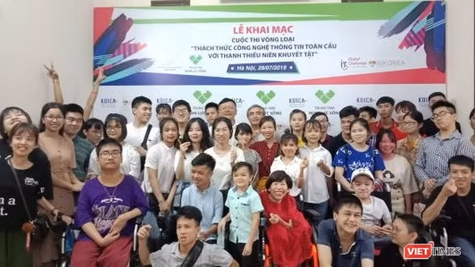 Các thí sinh chụp ảnh cùng với ban tổ chức cuộc thi (Ảnh: Đức Hoàng).