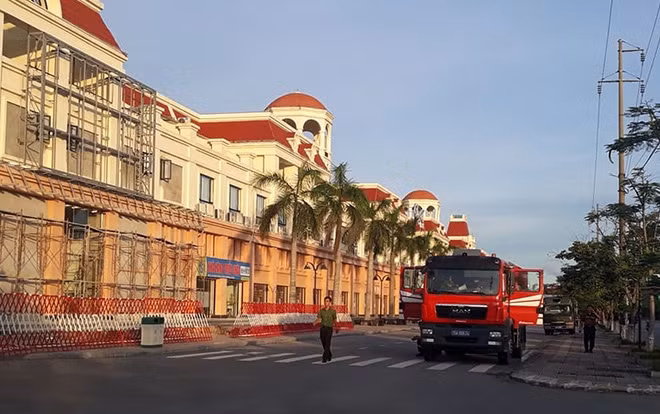  Xe chuyên dụng cùng Công an được bố trí đảm bảo an ninh vòng ngoài.