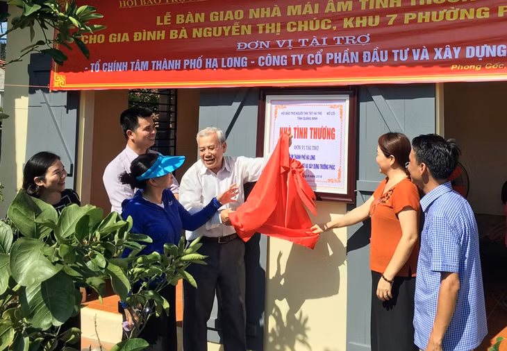 Bàn giao nhà mái ấm tình thương cho gia đình bà Nguyễn Thị Chúc ở phường Phong Cốc (TX Quảng Yên)