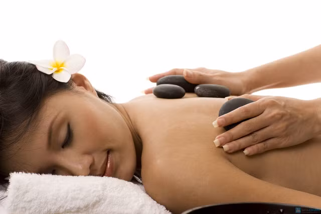 Massage bằng đá nóng bao gồm đá bazan được nung nóng trong nước nóng và đặt vào từng phần của cơ thể.